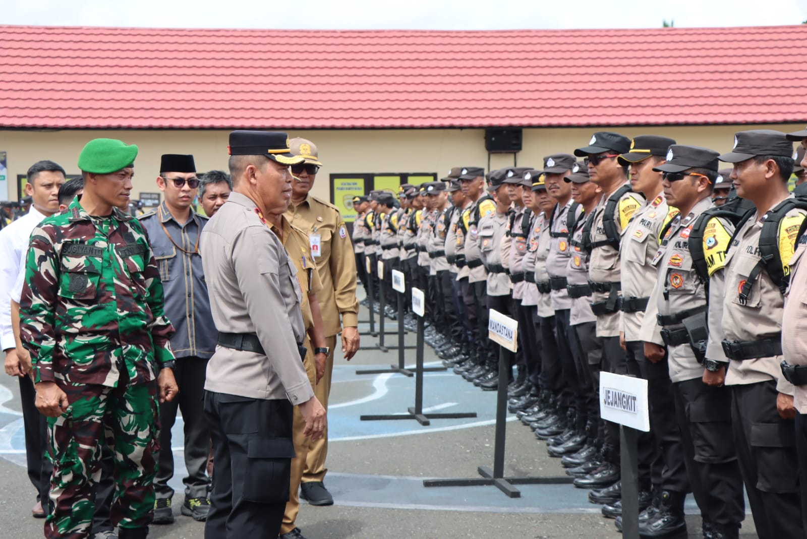 CEK PERSONEL: Wakapolres Batola Kompol Letjon Simanjorang mengecek pasukan PAM sebelum dilepas untuk menjalankan tugas pengamanan.