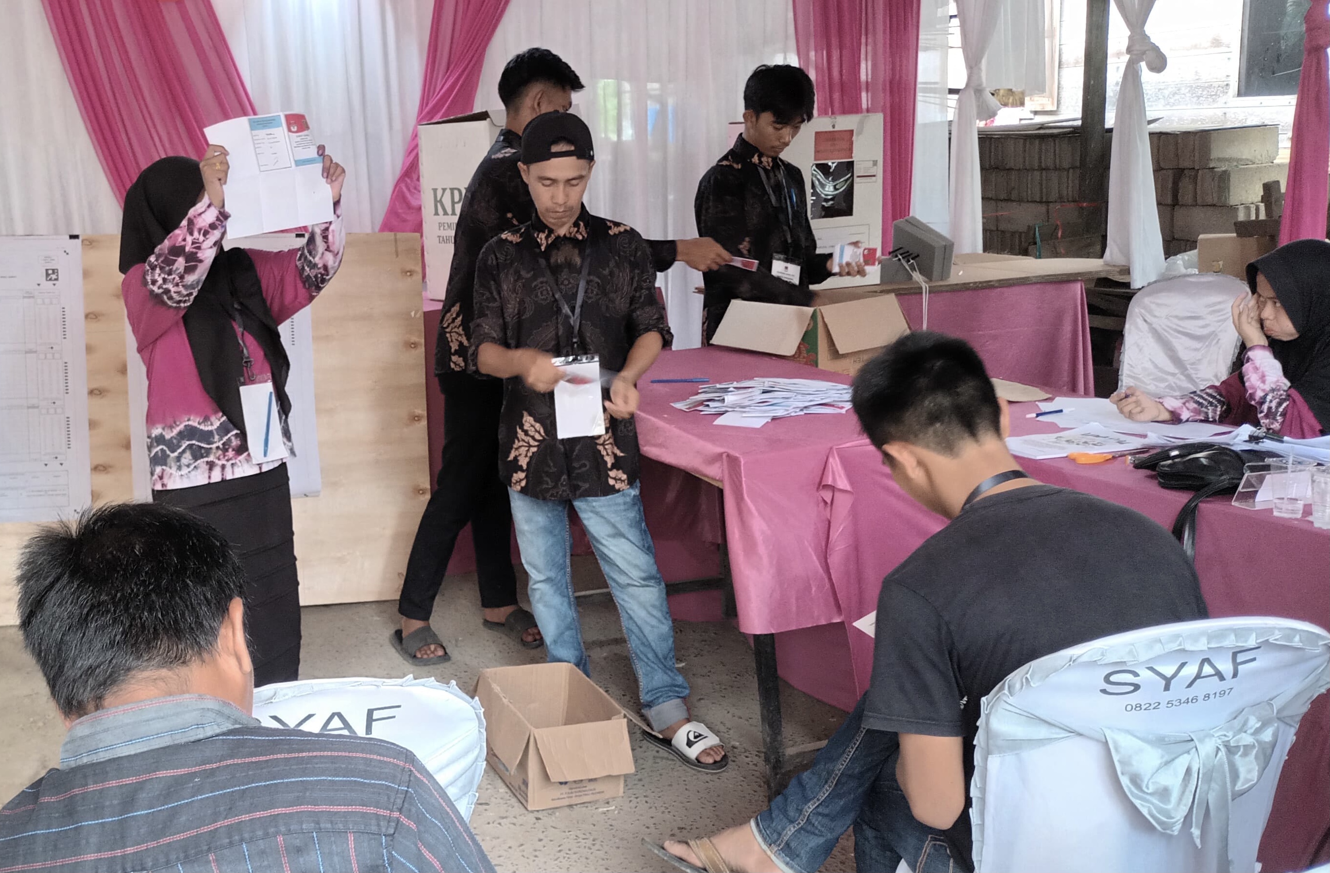 Perhitungan suara Pilbup Tabalong 2024 di TPS 01 Desa Murung Karangan Kecamatan Muara Harus Kabupaten Tabalong, Rabu (27/11/2024).