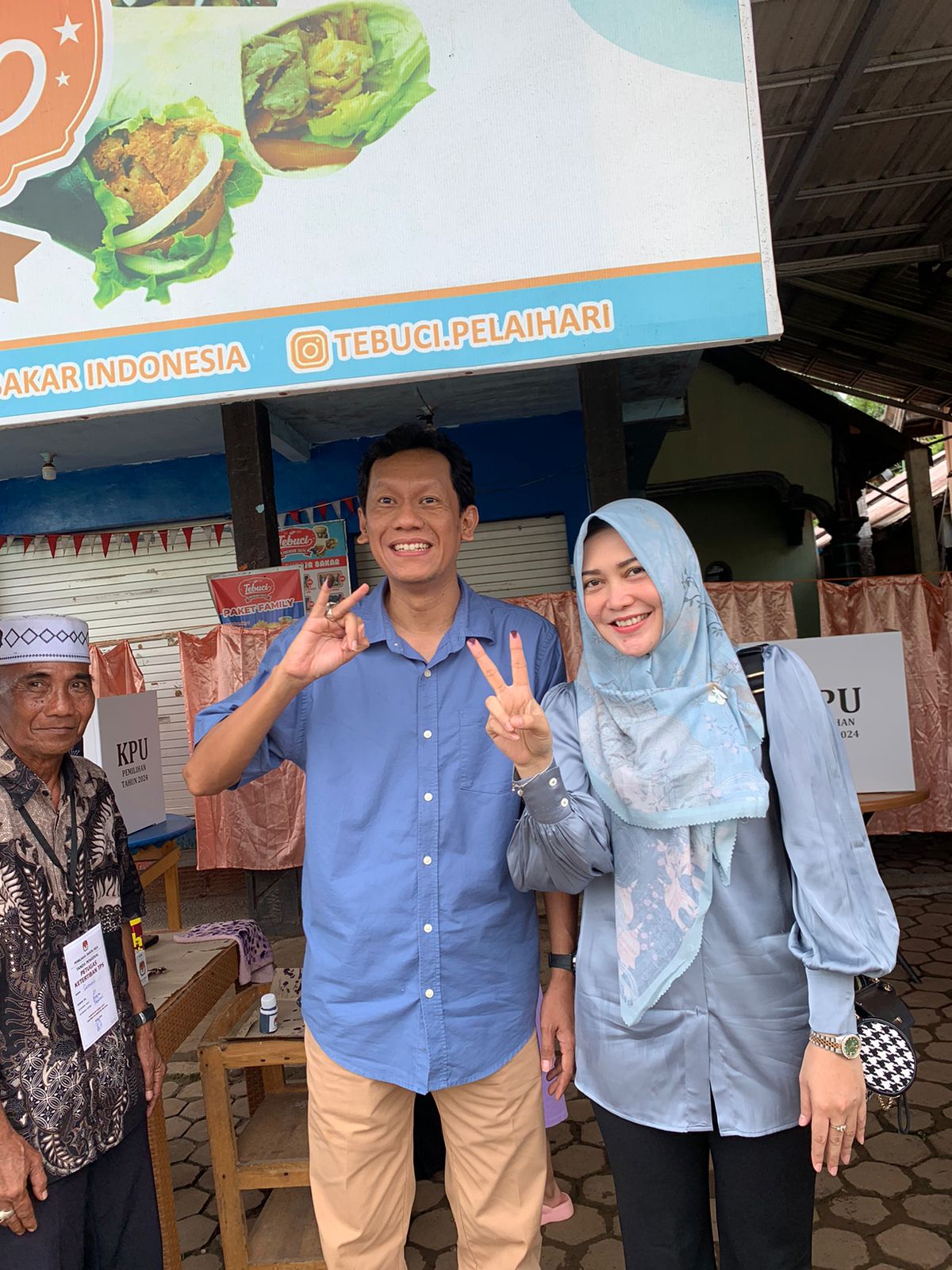 MENCOBLOS: H Bambang Alamsyah beserta istri menggunakan hak pilihnya di TPS 001 Kelurahan Angsau, Pelaihari.