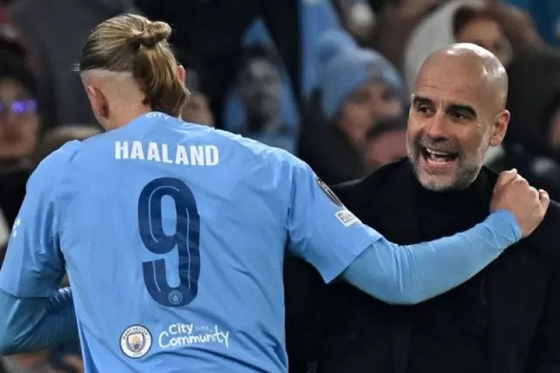 BERSAMA: Pelatih Manchester City, Pep Guardiola (kanan) saat bersama pemainnya, Erling Haaland. (Foto: AFP)