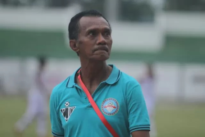 MENGGANTIKAN: Frans Sinatra Huwae menggantikan posisi Rahmad Darmawan (Coach RD) untuk sementara waktu. (Foto: DOK RADAR BANJARMASIN)