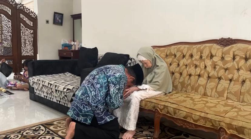 SUNGKEM: Sebelum menuju TPS 01, Calon Wali Kota Banjarmasin nomor urut 01, Arifin Noor dan istri sungkem dengan ibunda.(Foto : Endang/Radar Banjarmasin)