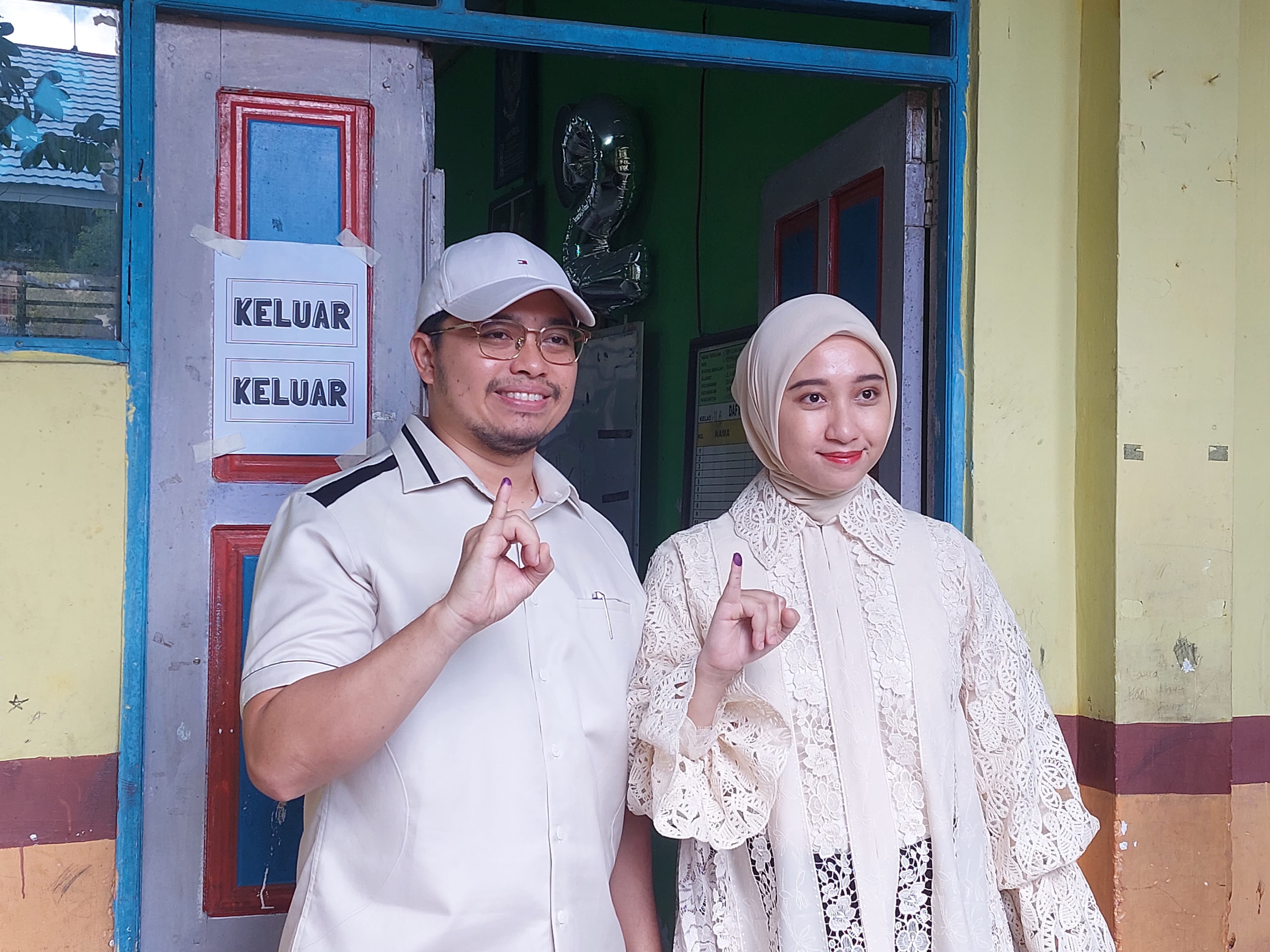 MENCOBLOS: Calon Bupati HST, Aulia Oktafiandi dan Istri Cheri Bayuni Budjang mencoblos di TPS 2 Barabai Timur. (Foto: Jamaluddin/Radar Banjarmasin)