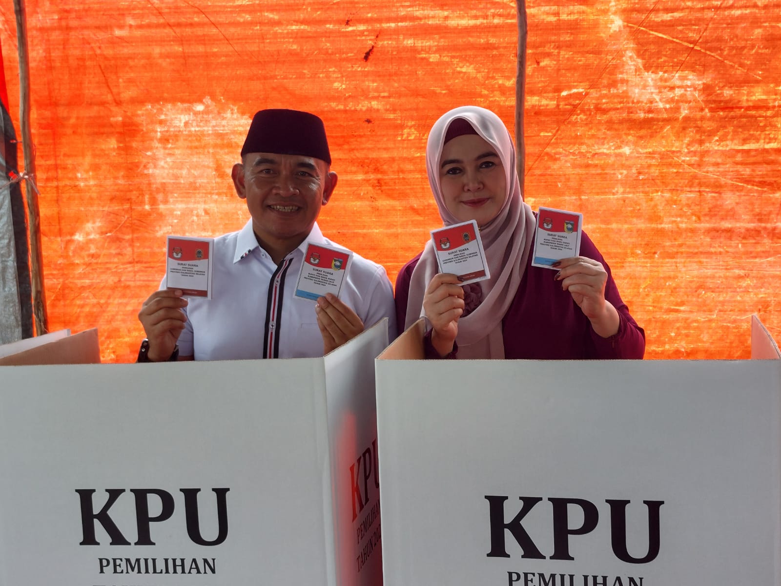 NYOBLOS : Calon Bupati Tala nomor urut satu H Rahmat Trianto beserta istri Hj Dian Cahyani mencoblos di TPS 17.