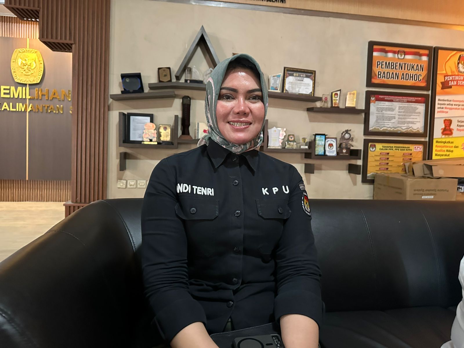 TUNGGU RESMI: Ketua KPU Kalsel Andi Tenri Sompa meminta kepada semua pihak bersabar menunggu rekapitulasi resmi KPU terkait perolehan suara Pilgub Kalsel. (Foto: Muhammad Oscar Fraby/Radar Banjarmasin