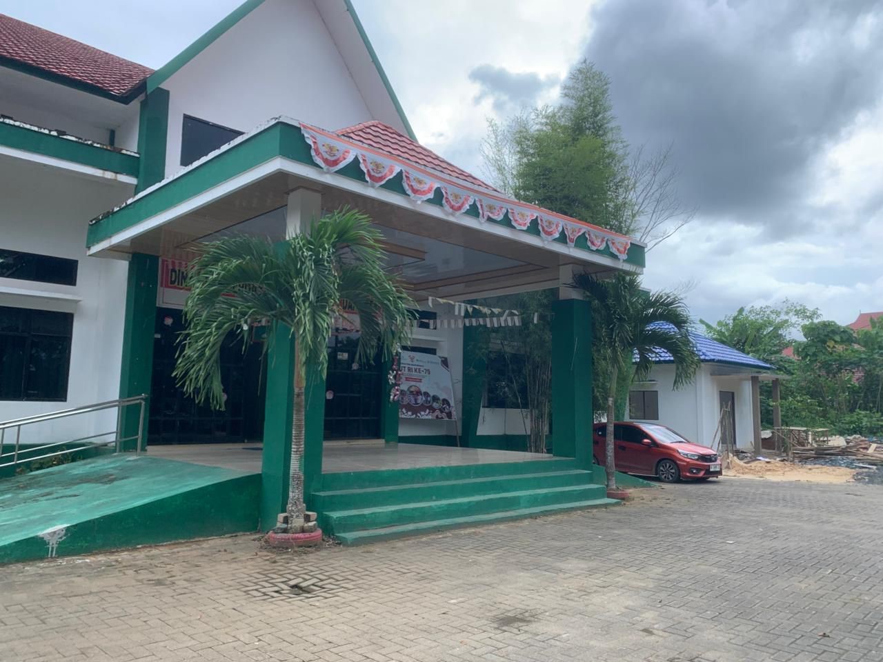 TAMPAK DEPAN: Kantor Dinas Pemberdayaan Masyarakat dan Desa (DPMD) Tanah Bumbu di Batulicin, pusat pelayanan administratif pemerintah daerah. - (Zulqarnain/Radar Banjarmasin)