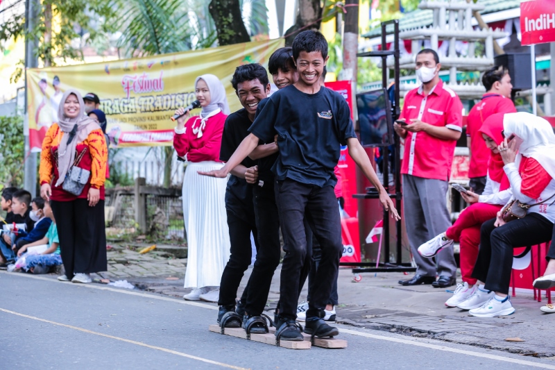 HARUS KOMPAK: Permainan bakiak yang menggunakan alat berupa kayu panjang yang bisa dinaiki dua sampai tiga orang.(Foto: M Idris Jian Sidik)