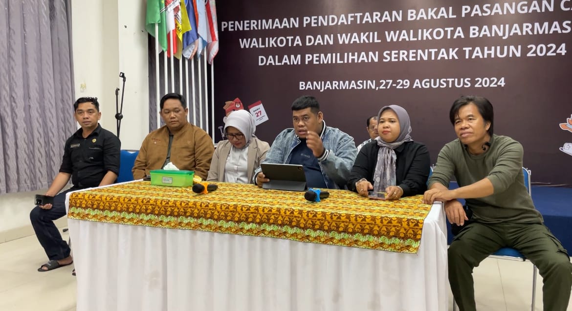 MOHON BERSABAR: KPU meminta masyarakat menunggu rekapitulasi resmi terkait perolehan suara Pilwali Banjarmasin. RIYAD DAFHI RIZKI/RADAR BANJARMASIN.
