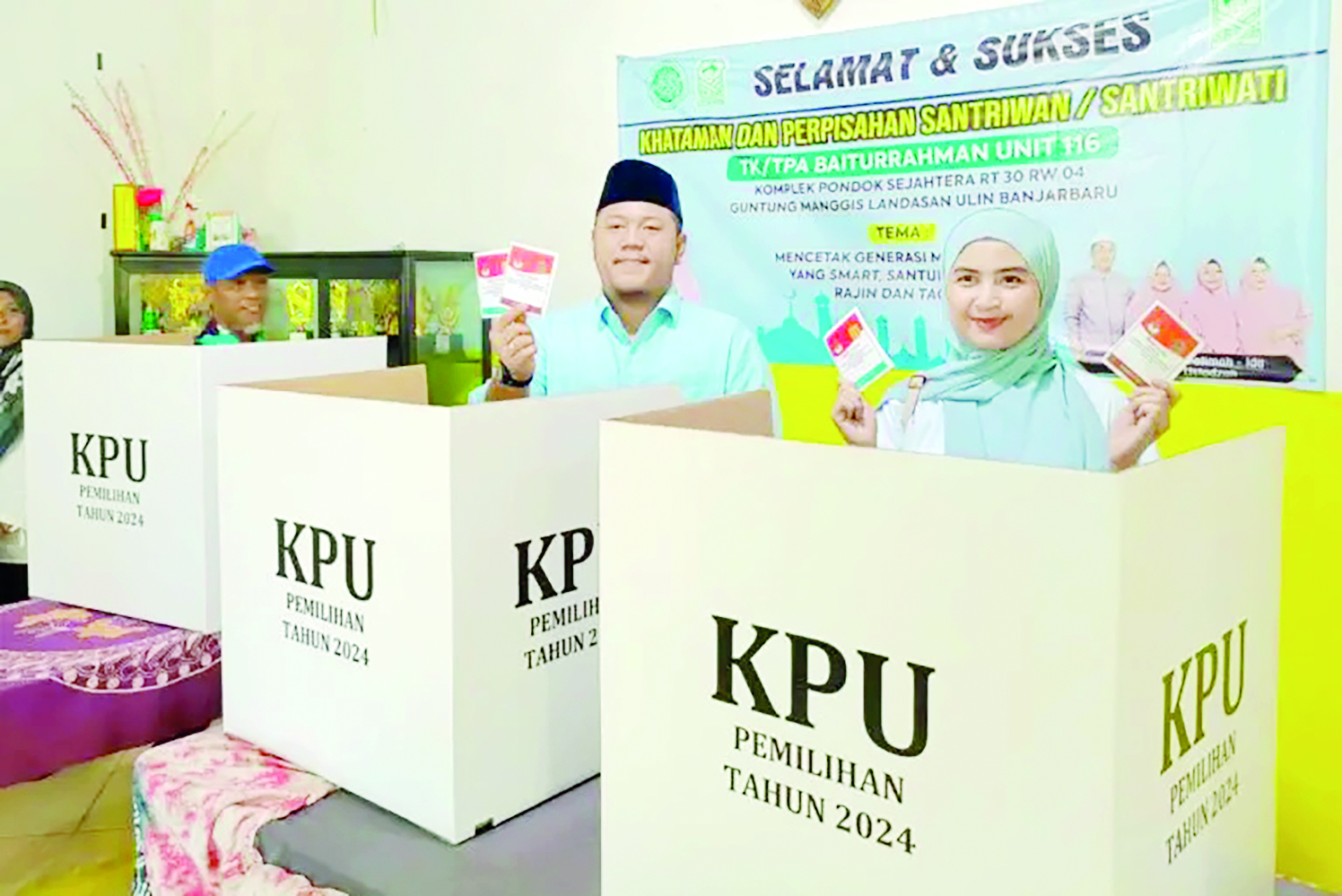 NYOBLOS: Ketua DPRD Banjarbaru didampingi istrinya saat pencoblosan (ISUR UNTUK RADAR BANJARMASIN)