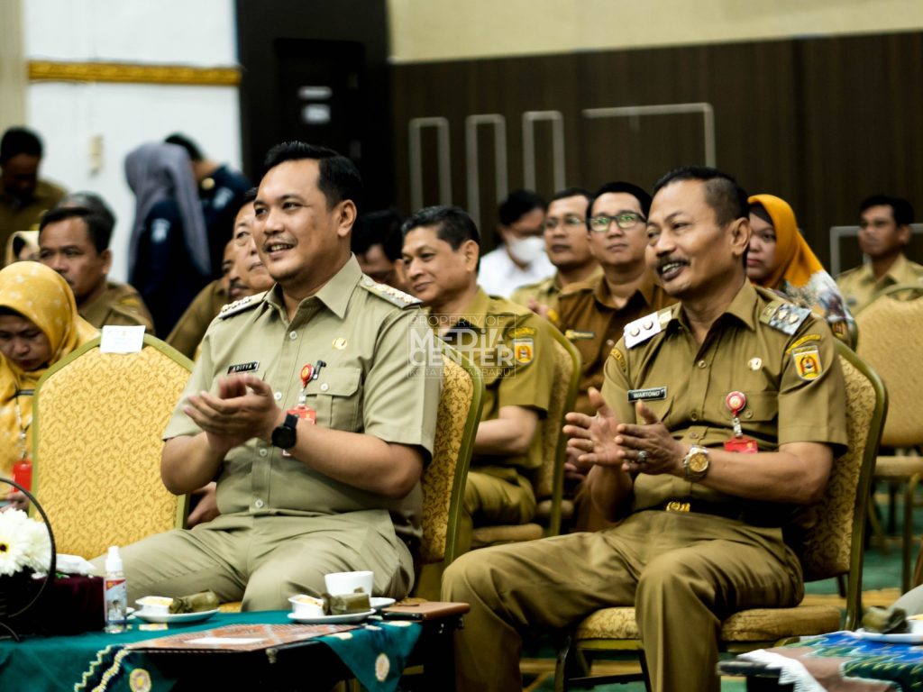 BERTUGAS: Wali Kota Banjarbaru H. M. Aditya Mufti Ariffin (kiri), bersama Wakil Wali Kota Banjarbaru Wartono saat Rakor Pimpinan SKPD Pemko Banjarbaru. (MC Banjarbaru)