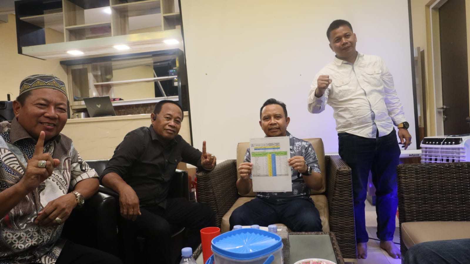 GEMBIRA: Suasana kegembiraan di Posko Pemenangan MAJU, terlihat H Yamani berada di sana dan mengikuti hasil hitung cepat internal timnya.