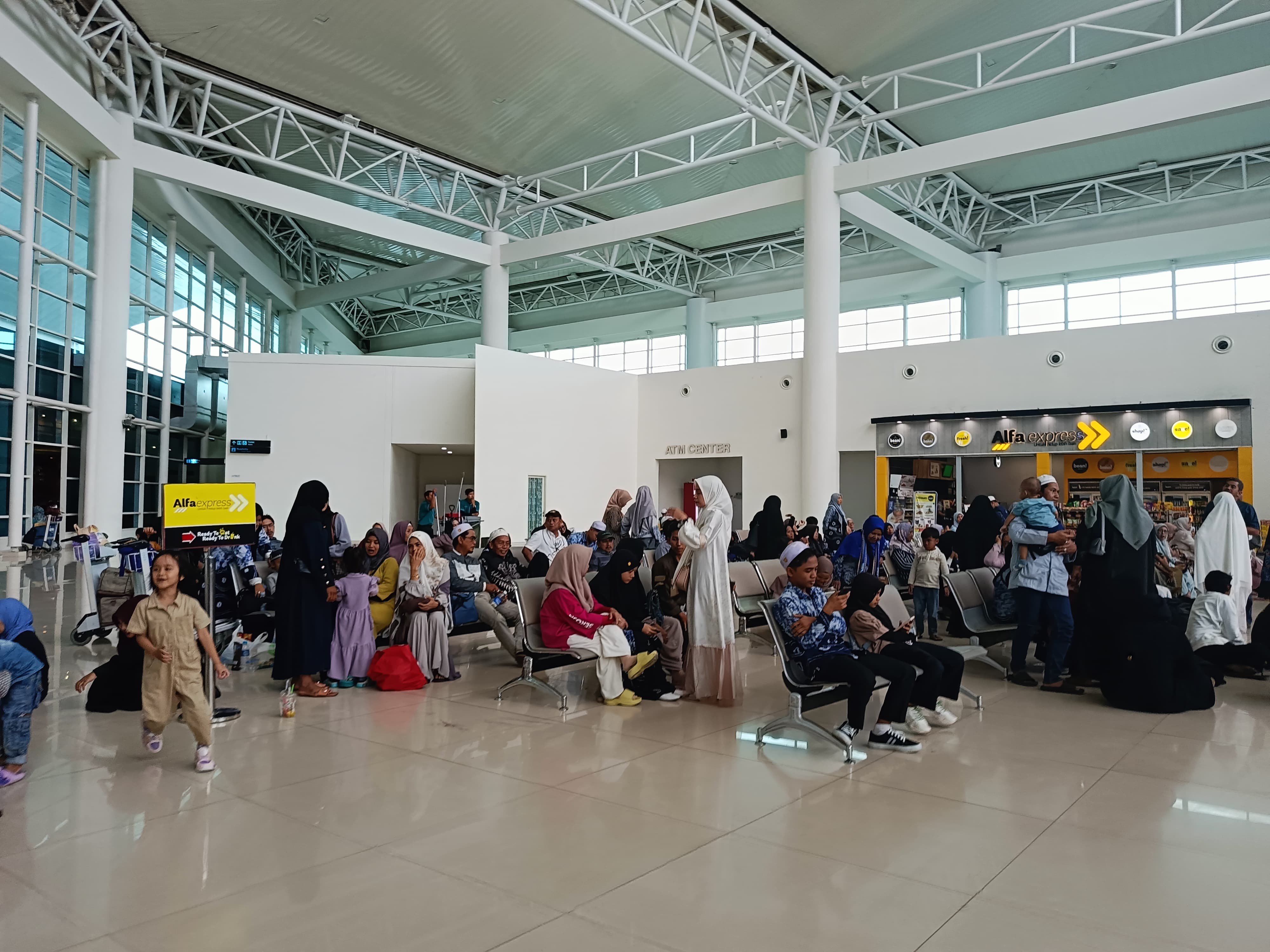 Suasana keberangkatan di Bandara Syamsuddin Noor, Banjarbaru, Kalimantan Selatan.