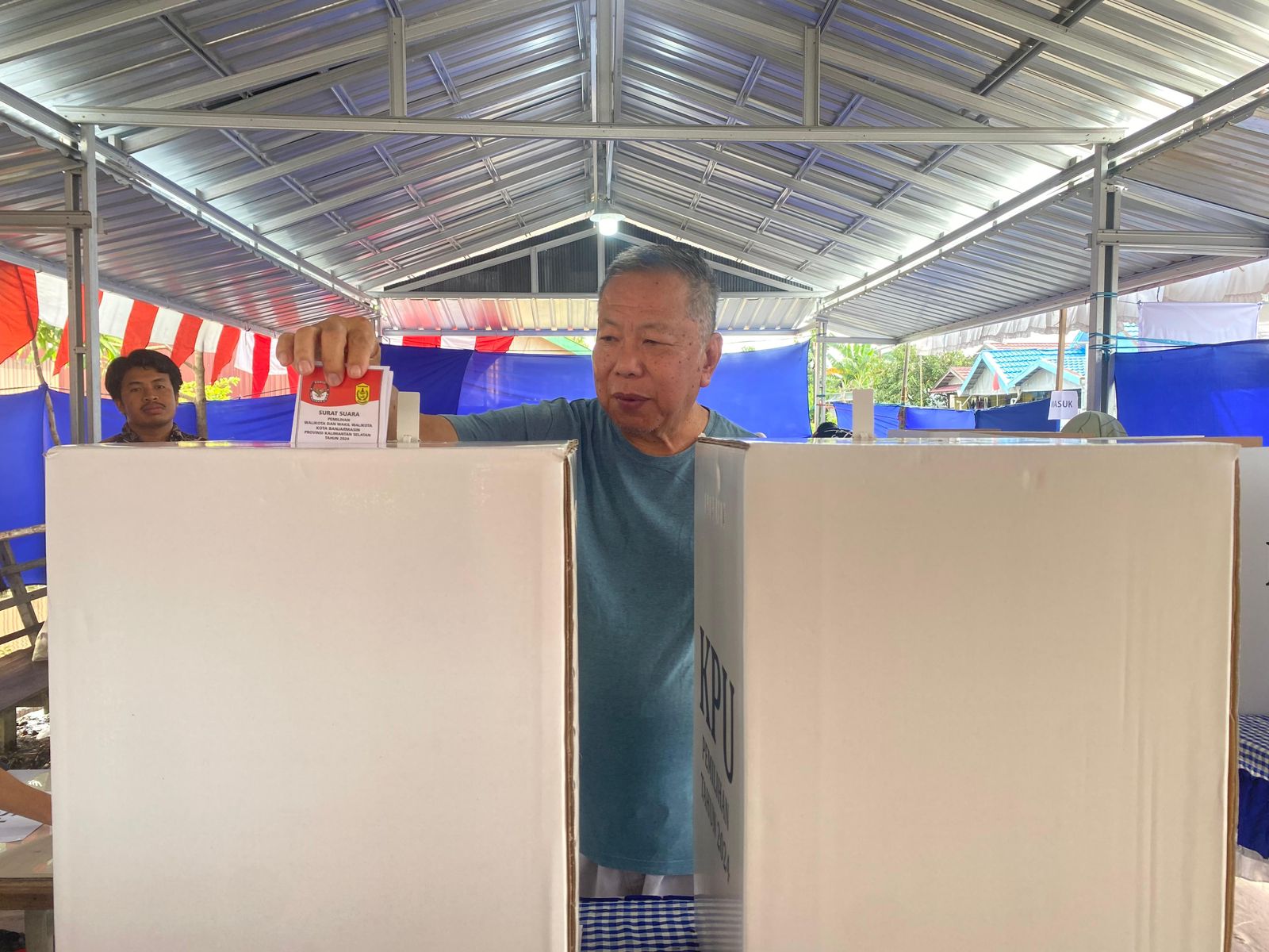PEMUNGUTAN SUARA: KPU Kalsel mengklaim angka partisipasi pemilih di Pilkada tahun ini tinggi. Diprediksi persentasenya mencapai 80 persen.(Foto: Muhammad Oscar Fraby/Radar Banjarmasin)