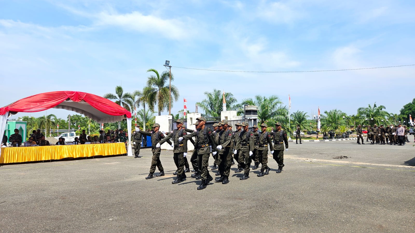 BARIS: Linmas Kecamatan Juai, menampilkan kemampuan baris-berbaris di ajang lomba baris-berbaris yang digelar oleh Satpol PP Kabupaten Balangan
