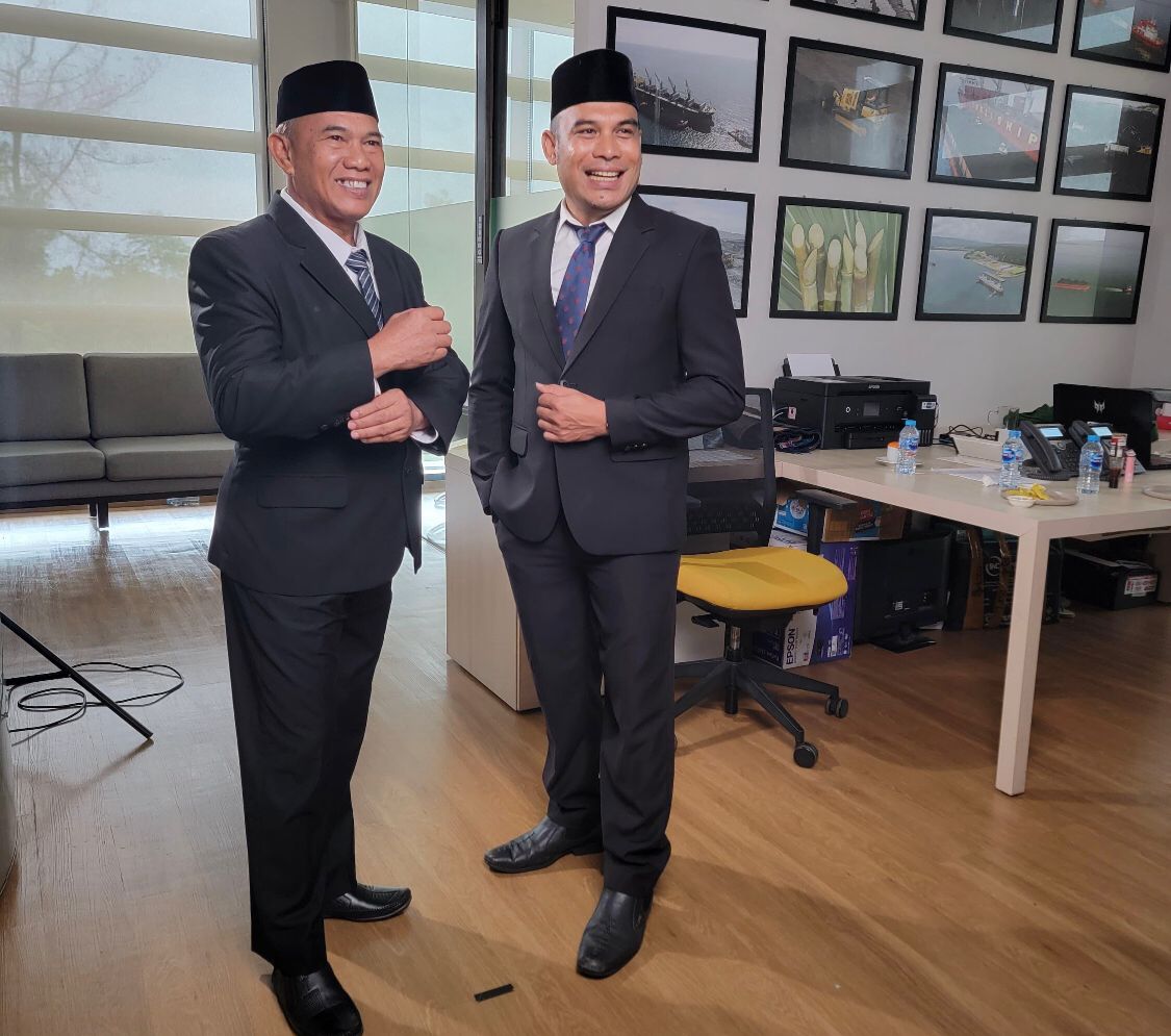 SUMRINGAH: Pasangan nomor urut 1 H Rusli-Syairi yang menang hasil Quick Qount Pilkada Kotabaru. Foto: Tim pemenangan H Rusli-Syairi.