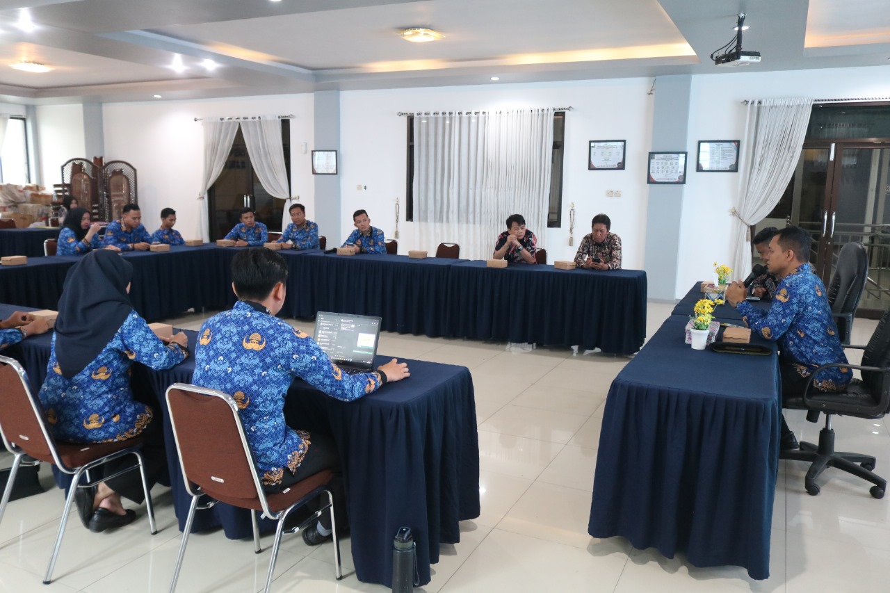 RAPAT:Biro Hukum, Komunikasi Publik, dan Kerja Sama Kementerian Hukum RI melakukan evaluasi kegiatan koordinasi dan fasilitasi hubungan kelembagaan pada Kanwil Kemenkumham Kalsel, Jumat (29/11/2024)