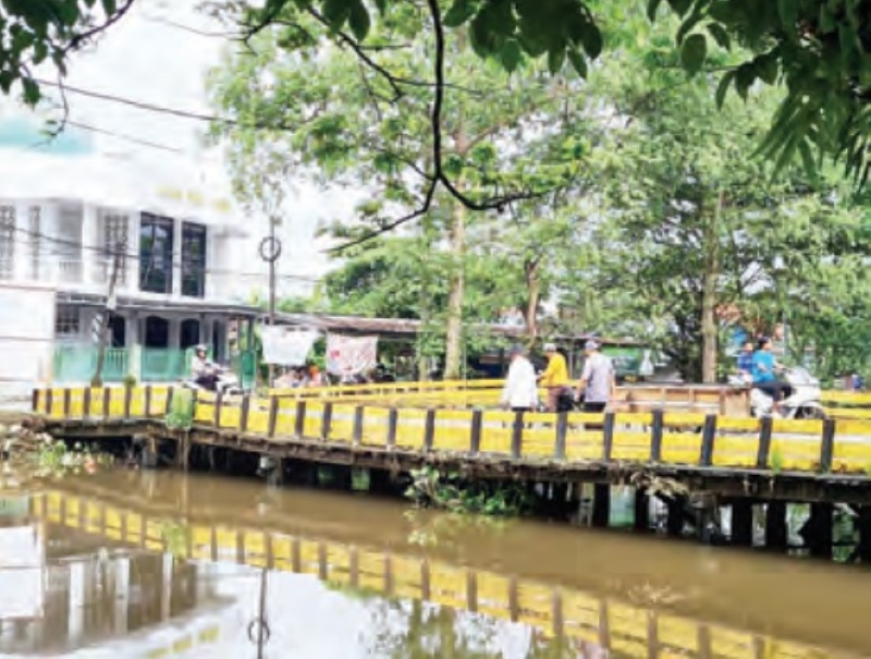 RAWAN: Jembatan penghubung Jalan Jafri Zam-Zam ke Kompleks DPR yang tampak miring.