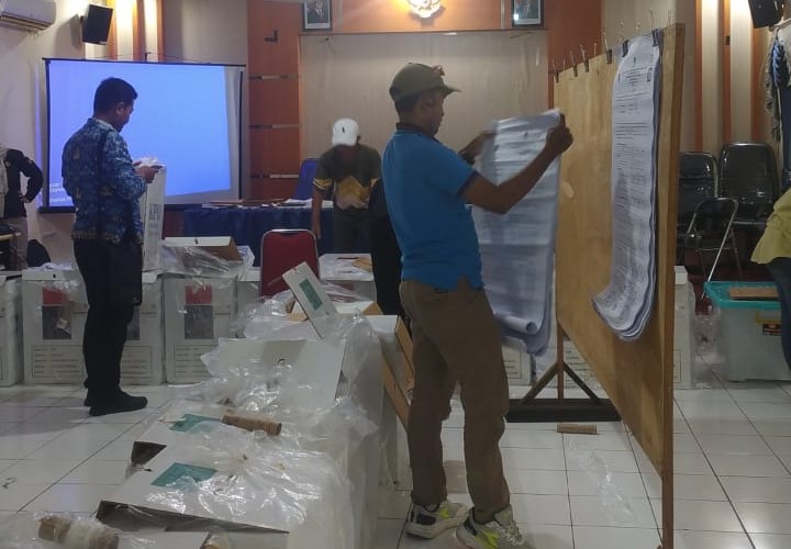 REKAPITULASI SUARA: Hasil perolehanan suara di TPS lalu, dilakukan rekapitulasi kembali di tingkat kecamatan. (Foto: Muhammad Oscar Fraby/Radar Banjarmasin)