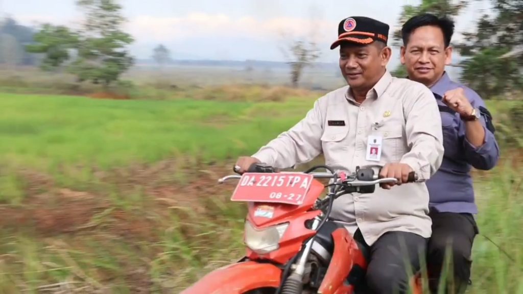 WAFAT:Kepala Pelaksana (Kalak) PBD Kalsel Provinsi Kalsel, Raden Suria Fadliansyah (depan) saat meninjau lokasi Karhutla di Banjarbaru, beberapa waktu lalu.(Foto:BPBD Kalsel untuk Radar Banjarmasin)