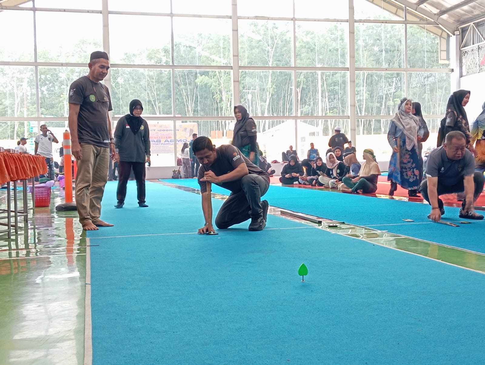 BUKA KEGIATAN: Ketua DPRD Tapin Achmad Riduan Syah membuka lomba balogo se-Kalsel. (Foto: Rasidi Fadli)