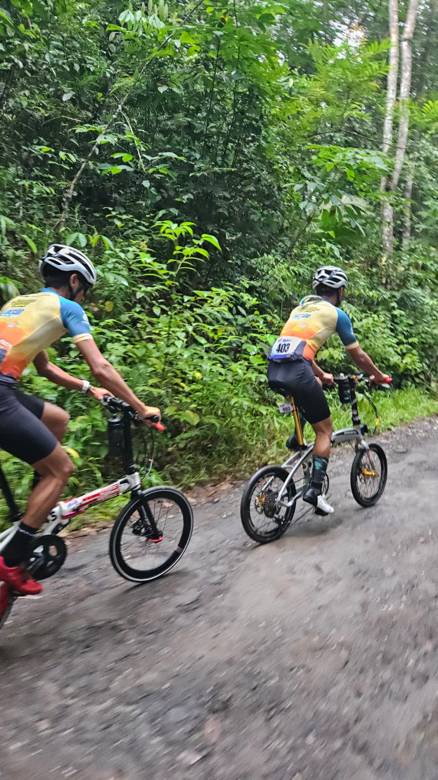 SEMANGAT:Peserta Loksado KOM Challenge 2024 berusaha menaklukkan tanjakan curam yang menantang.