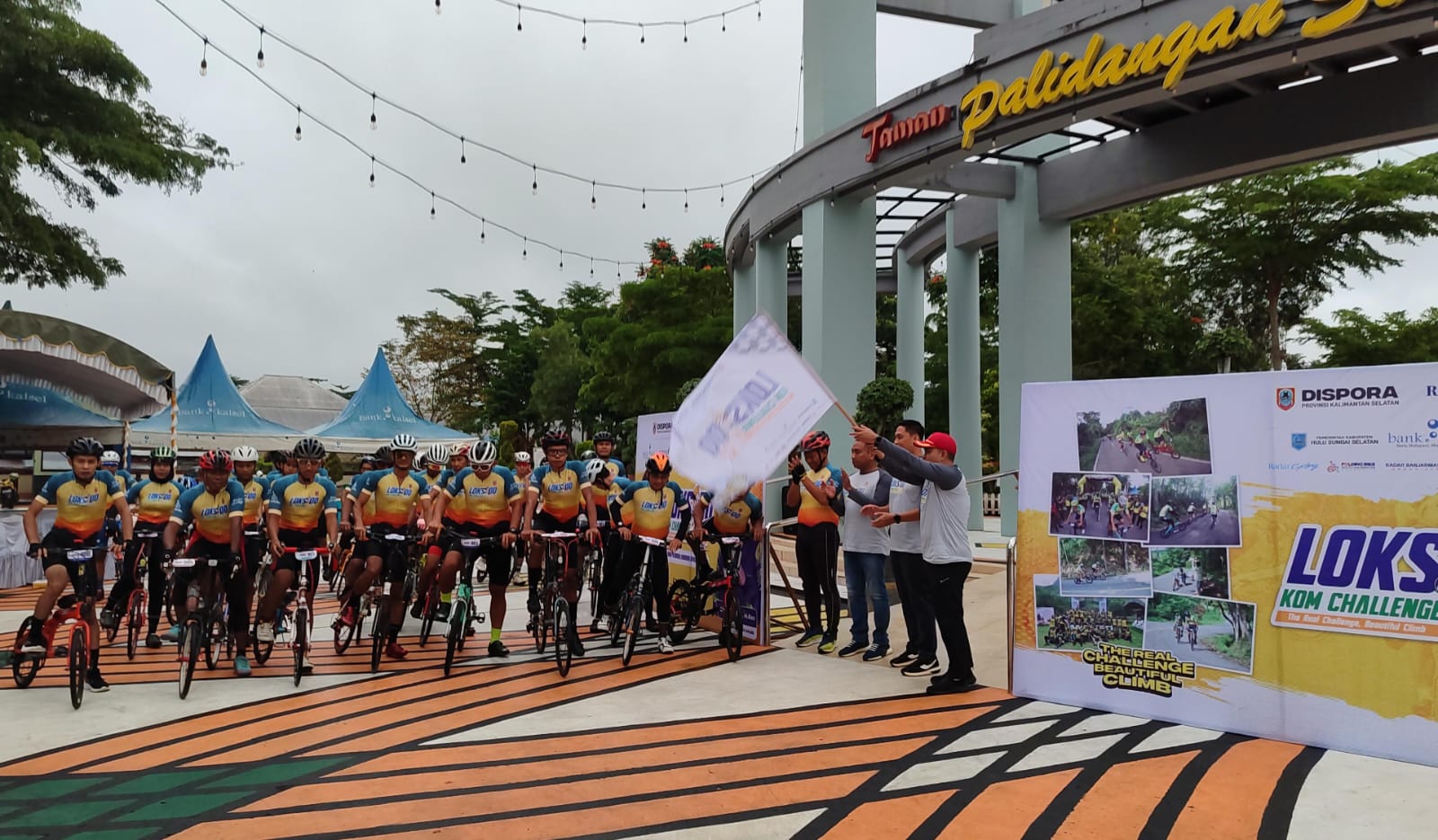 START:Kepala Bidang Pembudayaan Olahraga Dispora Kalsel, Budiono mengibarkan bendera start Loksado KOM Challenge 2024.