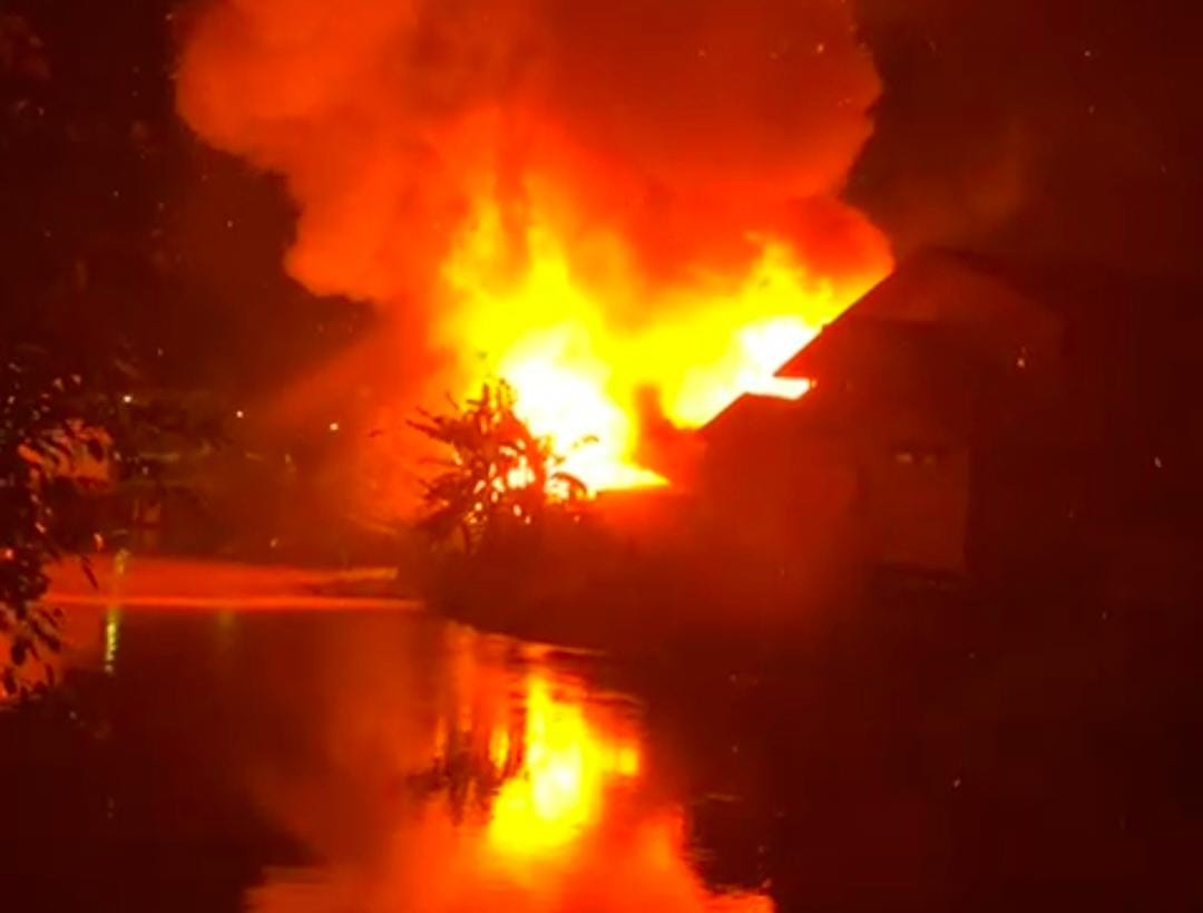 PERISTIWA: Kebakaran terjadi di Desa Tangga Ulin Hilir, Kecamatan Amuntai Tengah, Kabupaten HSU, Senin (2/12/2024). (Foto: M.Akbar/Radar Banjarmasin)