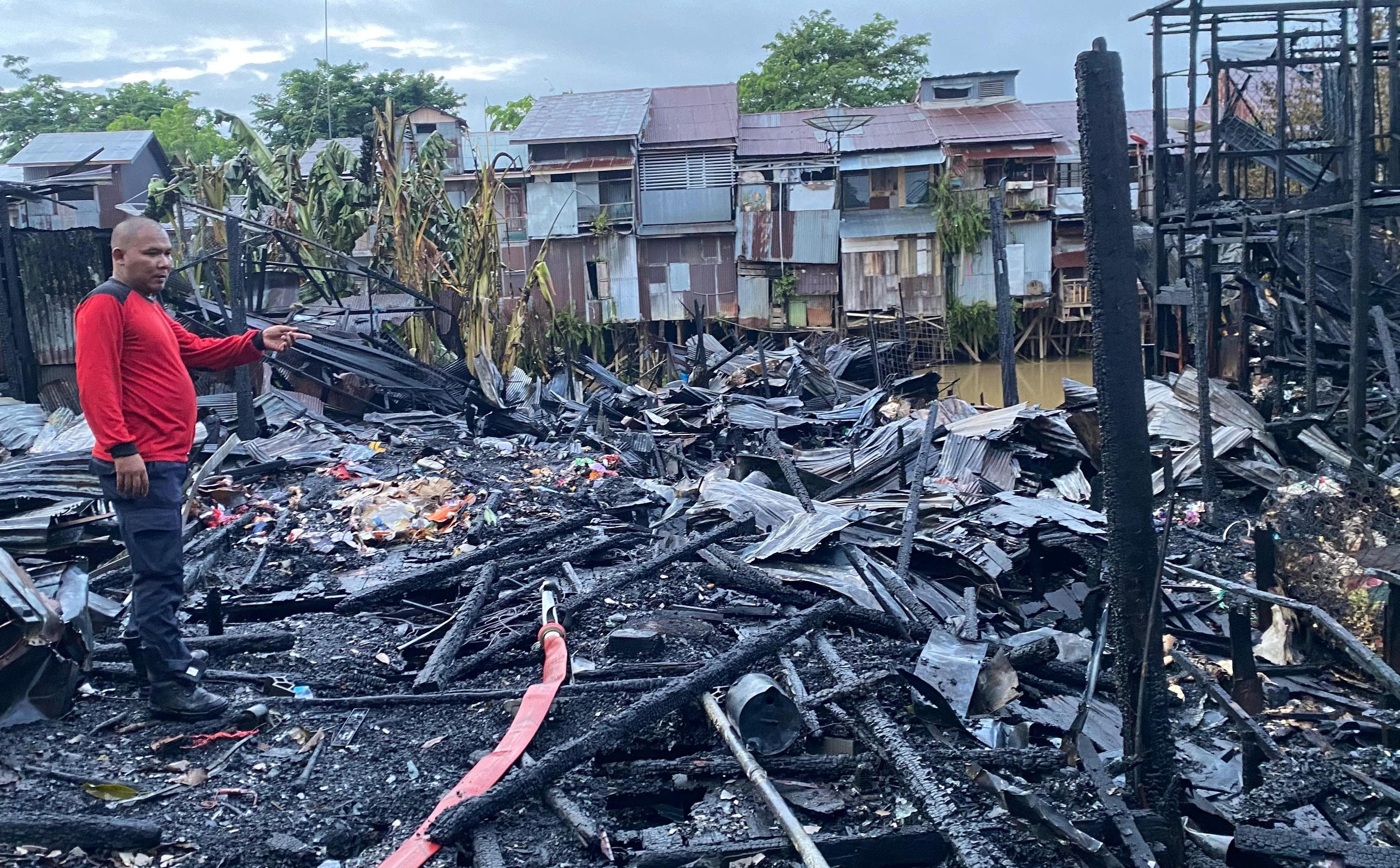 PERISTIWA: Kebakaran terjadi di Desa Tangga Ulin Hilir, Kecamatan Amuntai Tengah, Kabupaten HSU, Senin (2/12/2024). (Foto: M.Akbar/Radar Banjarmasin)