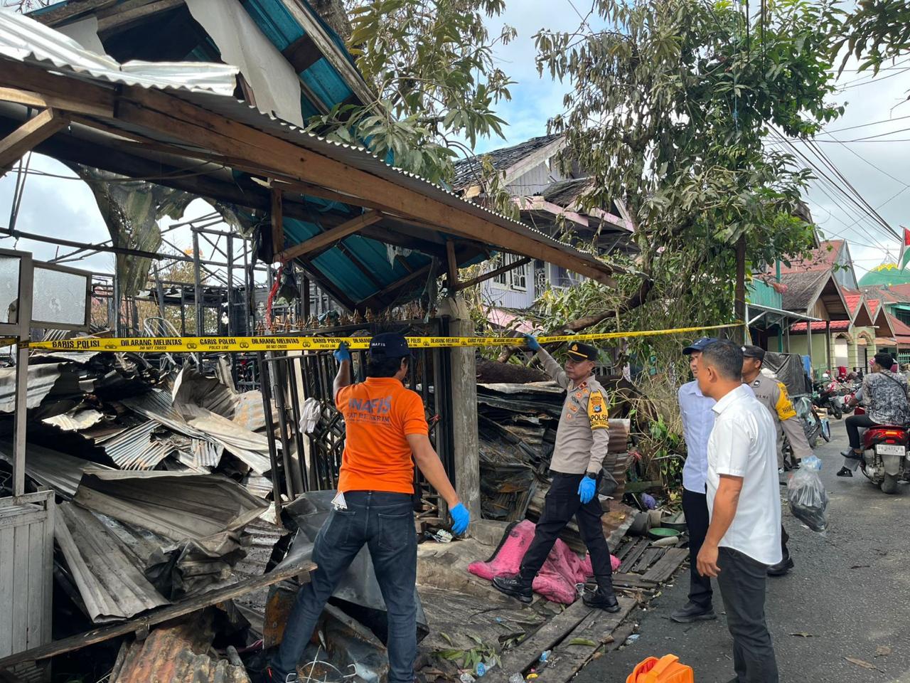 PUING: Tim Inafis Polres HSU dan Polsek Amuntai Tengah saat melaksanakan identifikasi di lokasi kebakaran Desa Tangga Ulin Hilir, Kota Amuntai. (Foto: Polres HSU)