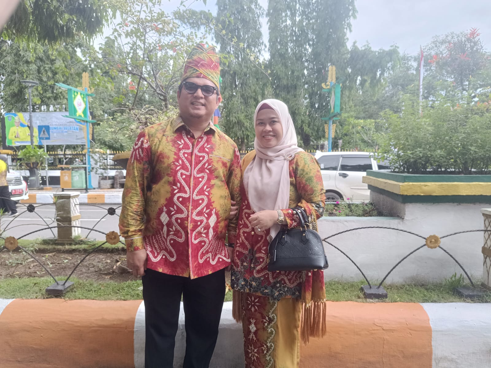 HADIR:Ketua DPRD HSS, H Akhmad Fahmi bersama istri saat menghadiri peringatan hari jadi ke-74 Kabupaten HSS.(Foto:Salahudin/Radar Banjarmasin)