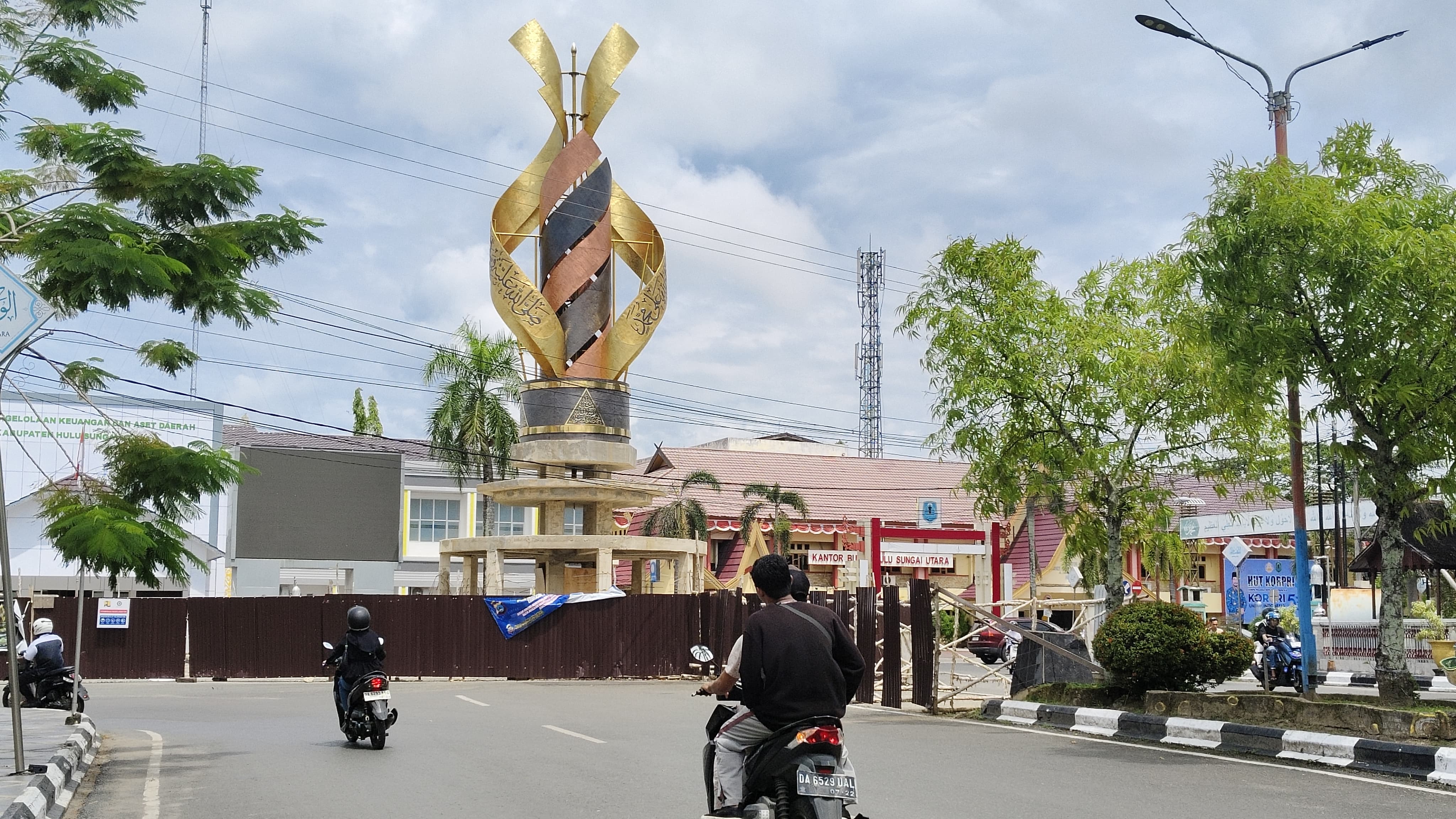 IKON: Tugu Selawat Kota Amuntai, di Jalan Norman Umar, Kelurahan Murung Sari, menjadi ikon baru di Kota Amuntai, meski belum rampung sepenuhnya. (Foto: M.Akbar/Radar Banjarmasin)