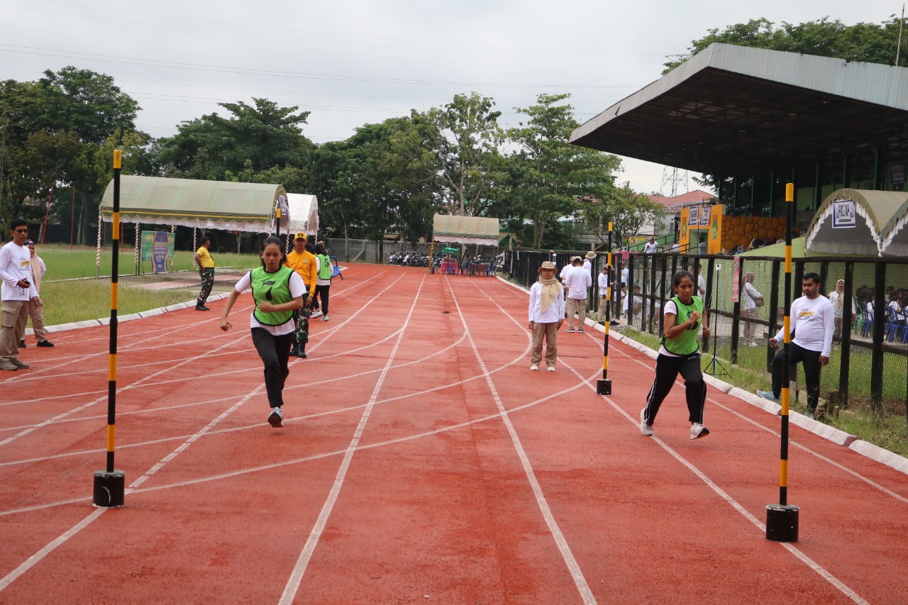 UJI FISIK:Suasana tes kesamaptaan CPNS Kemenkumham Kalsel 2024 di Stadion Lambung Mangkurat, Banjarmasin, Selasa (3/12/2024).