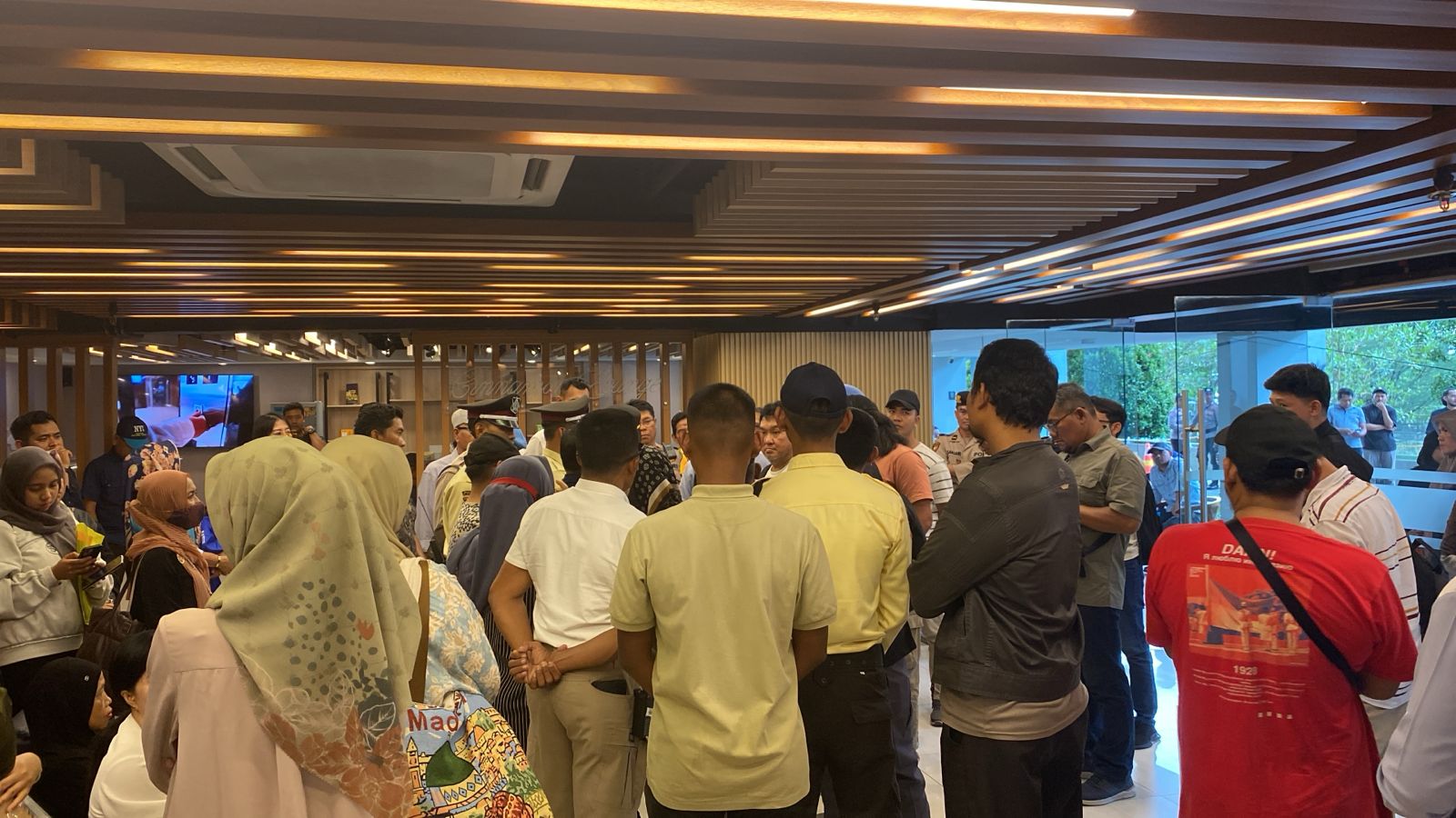 PROTES BAGI HASIL: Demo para pemilik condotel hanya ditemui perwakilan dari PT BAS sebagai pengelola Gedung Grand Banua, Gambut, Kabupaten Banjar. (Foto: JEFFRY UNTUK RADAR BANJARMASIN)