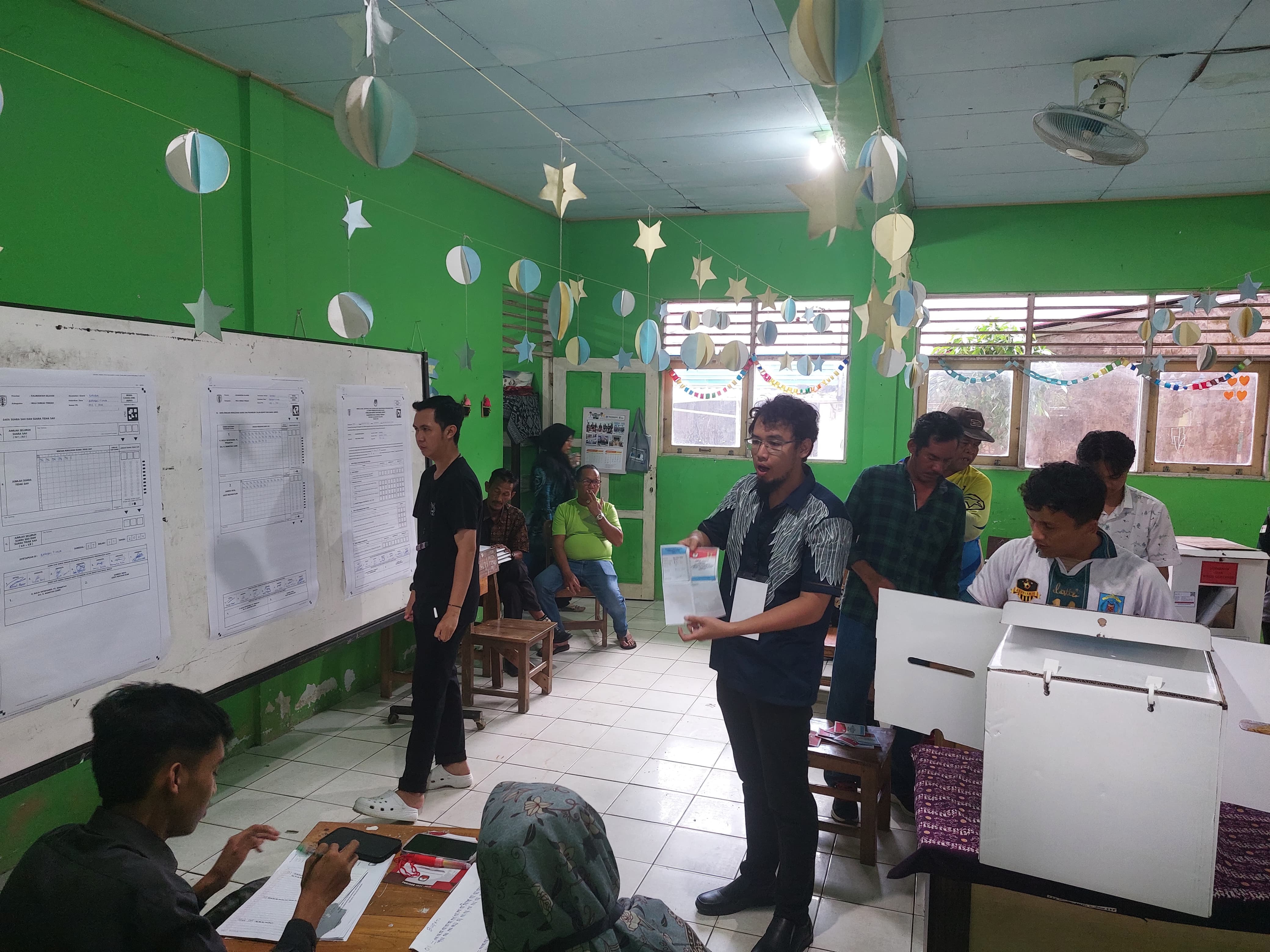 PENCOBLOSAN: Suasana di TPS 02 Barabai Timur saat pencoblosan 27 November lalu.