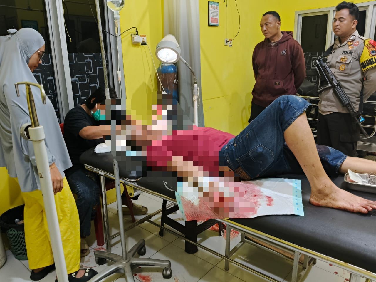 DIOBATI: Saat berlangsungnya pengobatan korban yang dibacok di Desa Banua Lawas. Foto: Warga untuk Radar Banjarmasin.