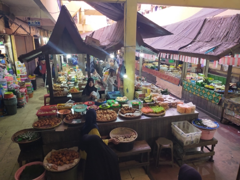 PUSAT KULINER: Jajanan kue khas Banjar di Pasar Induk Amuntai. (Foto: M.Akbar/Radar Banjarmasin)