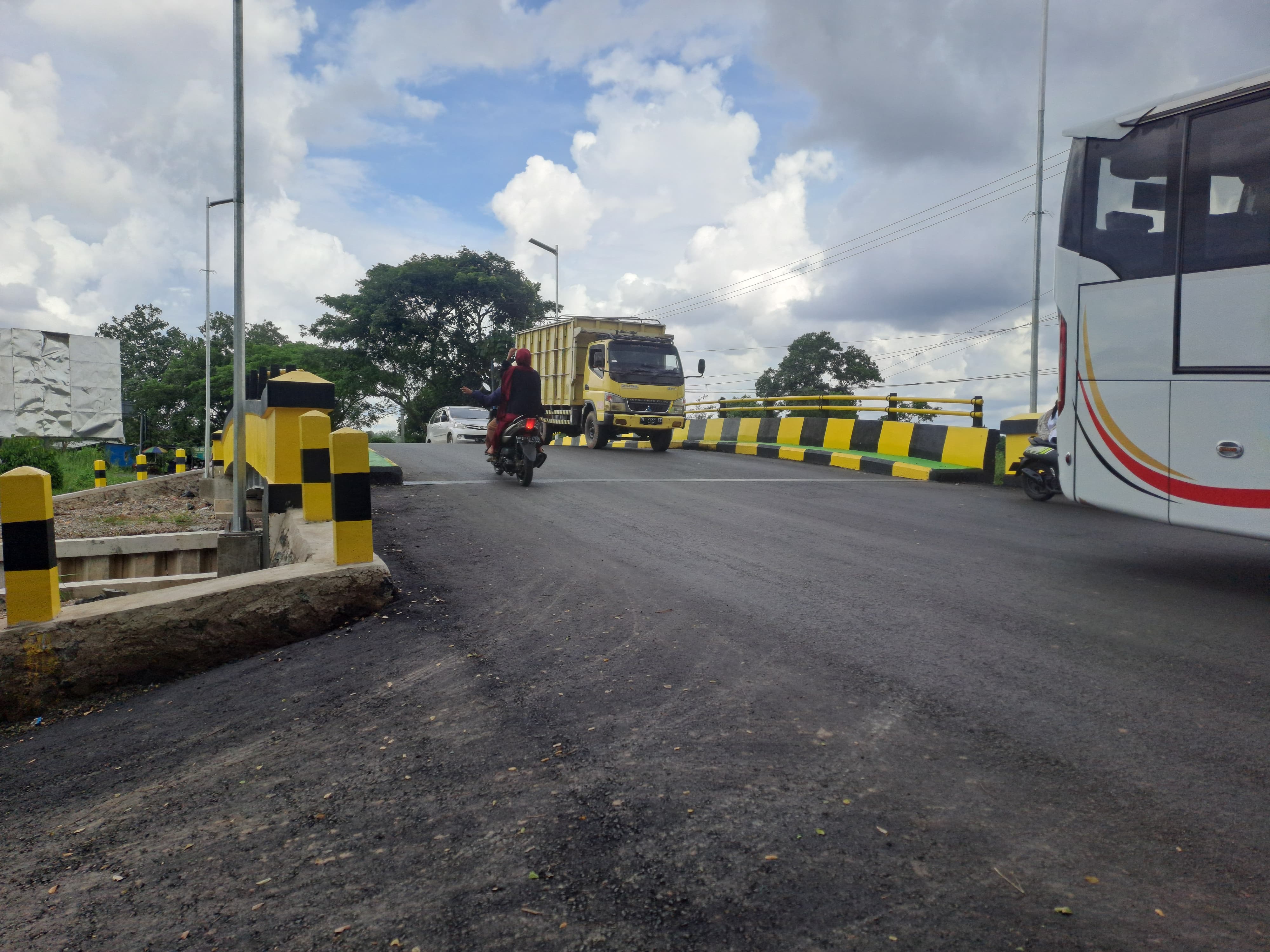 DILEWATI: Jembatan Sapta Marga di Kelurahan Guntung Payung, Landasan Ulin, Banjarbaru sudah bisa dilewati.