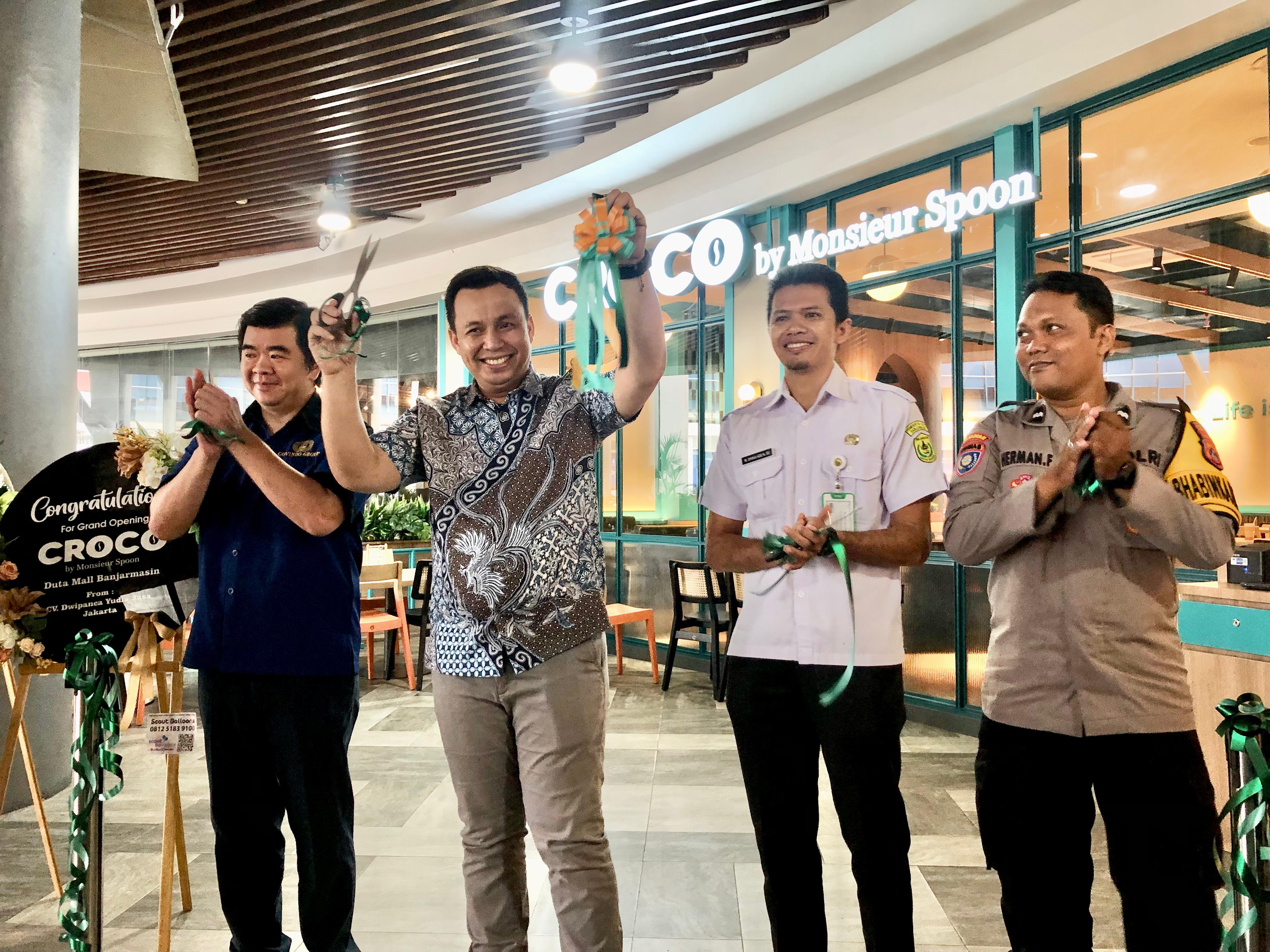 GRAND OPENING:Brand Unit Head PT CRI , Adityawarman memotong pita tanda dibukanya CROCO by Monsieur Spoon di Duta Mall Banjarmasin, Rabu (4/12/2024).(Foto:Tia/Radar Banjarmasin)