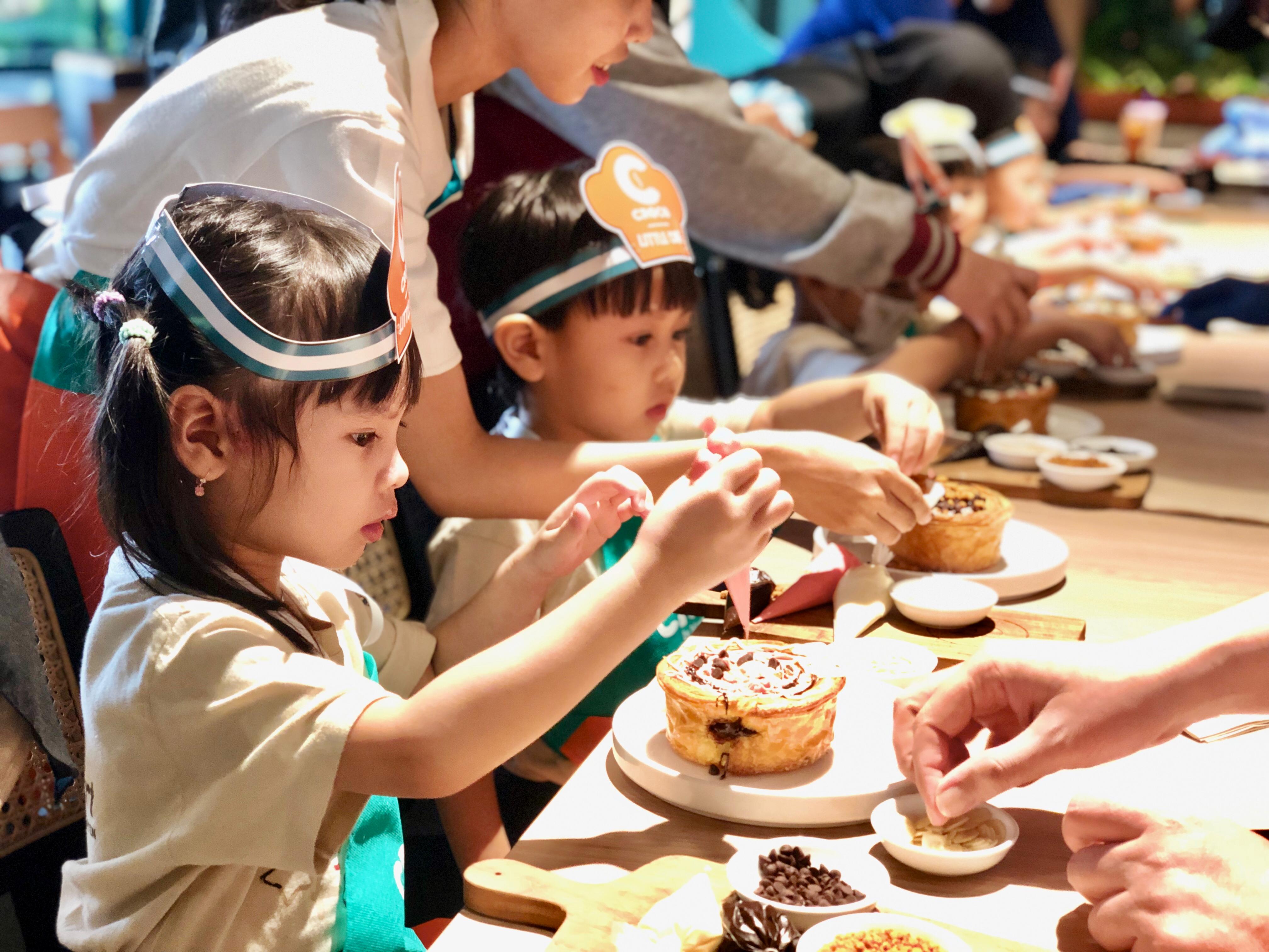 SERU:Kelas menghias croissant untuk anak-anak dihelat pada momen grand opening CROCO by Monsieur Spoon.(Foto:Tia/Radar Banjarmasin)