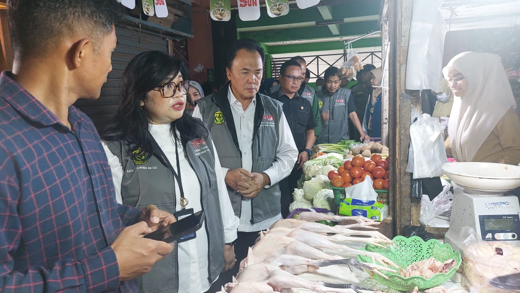 TANYA PEDAGANG: TPID Banjarmasin melakukan sidak ke Pasar Kuripan dan salah satu supermarket pada Rabu (4/12/2024). (Foto: Humas Pemko Banjarmasin)