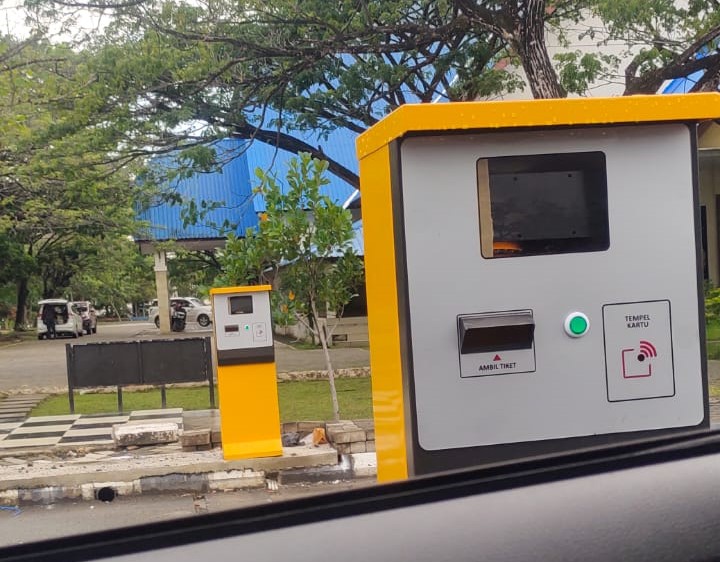 BARU: Alat sistem parkir otomatis terpasang di pintu keluar kampus ULM Banjarmasin, Rabu (4/12/2024). (Foto: capture grup WA)