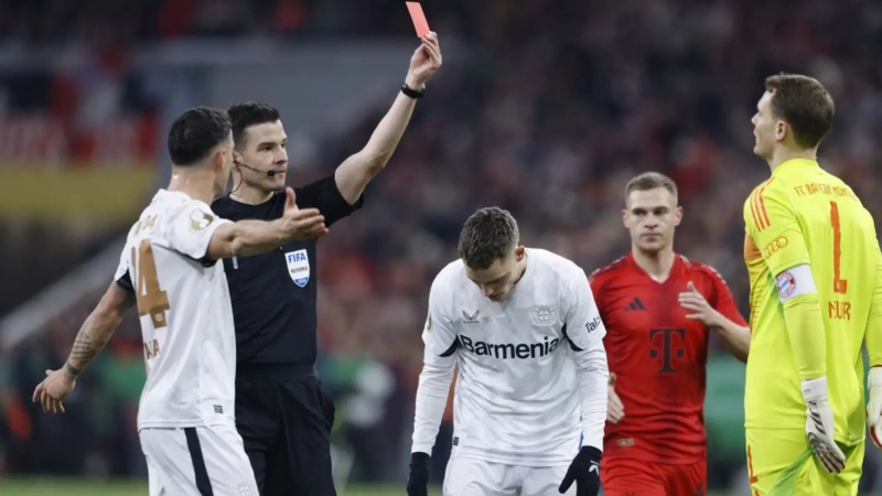 KARTU MERAH: Wasit asal Jerman Harm Osmers memberikan kartu merah kepada kiper Bayern Munchen asal Jerman, Manuel Neuer, Rabu (4/11) dini hari WIB