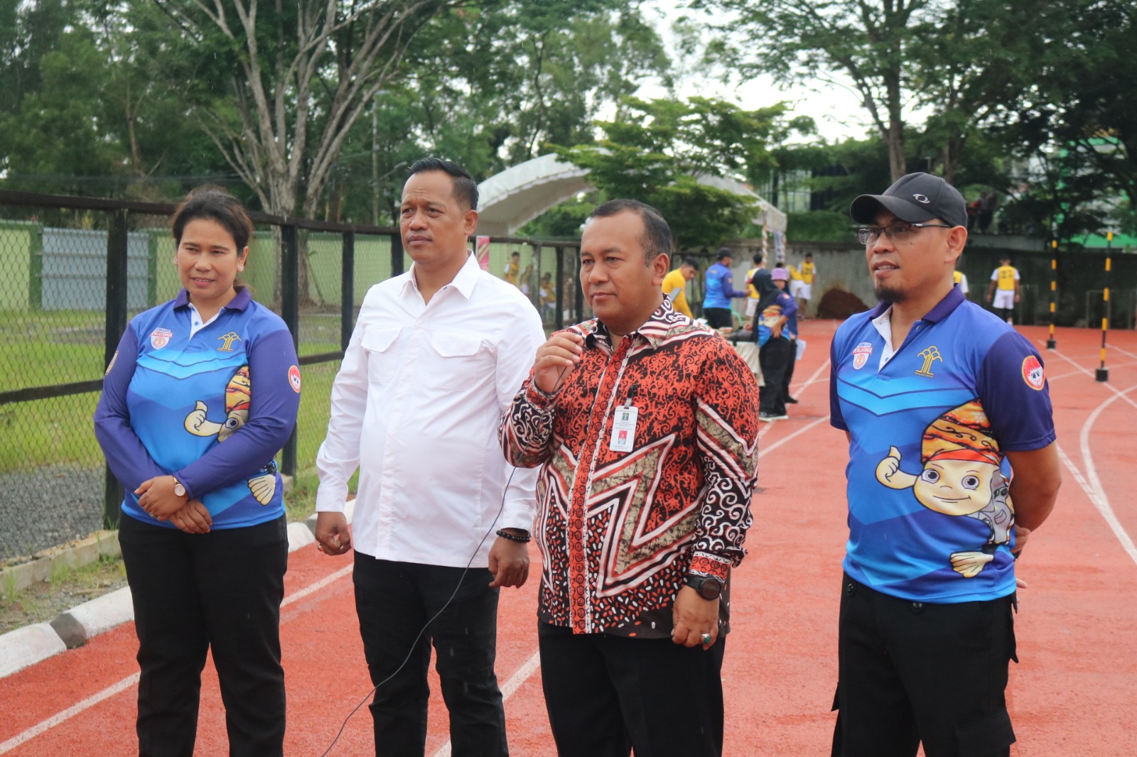 BERI ARAHAN:Inspektur Wilayah I Kementerian Imigrasi dan Pemasyarakatan, Iwan Santoso meninjau tes kesamaptaan hari kedua seleksi CPNS Kemenkumham RI 2024 di Stadion Lambung Mangkurat,Rabu (4/12/2024)