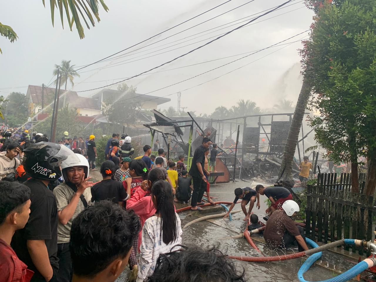 Sejumlah relawan memadamkan kebakaran di Komplek A Yani II, Kecamatan Banjarmasin Timur belum lama tadi.(Foto : Endang/Radar Banjarmasin)