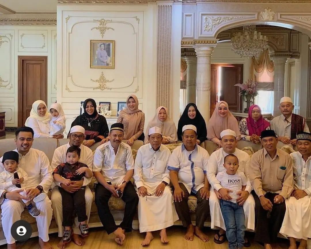 H Muhammad Rusli (duduk dua dari kanan) berfoto bersama keluarga.(Foto: dokumen keluarga)