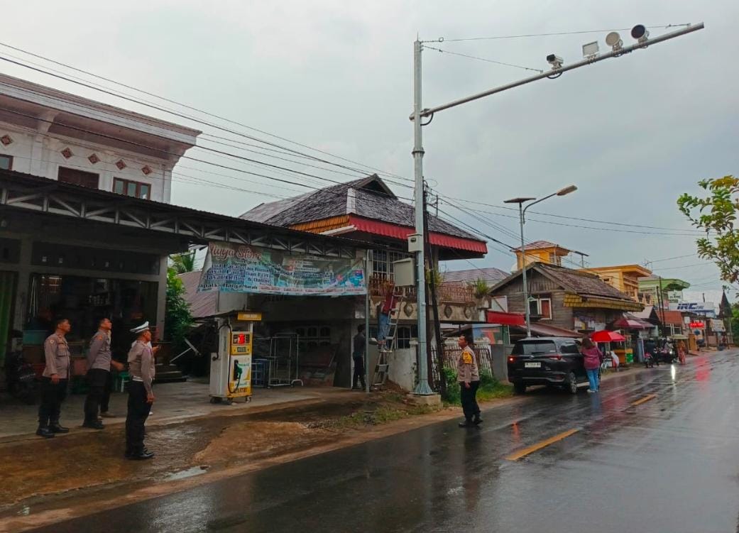 TILANG ELEKTRONIK: Posisi ETLE Kota Amuntai, Kabupaten HSU, salah satunya di Jalan Pambalah Batung Kelurahan Paliwara. (Foto: M.Akbar/Radar Banjarmasin)