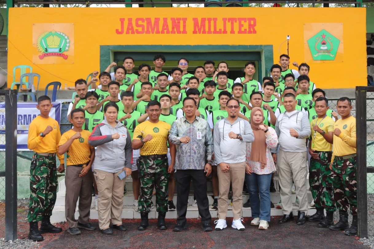 TES SKB:Para peserta Tes Kesamaptaan penerimaan CPNS Kemenkumham 2024 berfoto bersama Kakanwil Kemenkumham Kalsel, Jumadi beserta jajaran.
