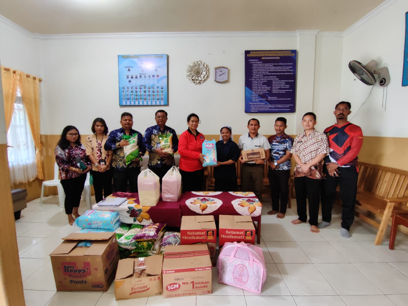 BERI SEMBAKO:Sambut natal 2024, Kanwil Kemenkumham Kalsel menggelar kegiatan bakti sosial di Panti Asuhan Bhakti Luhur Susteran Alma, Jumat (6/12/2024)