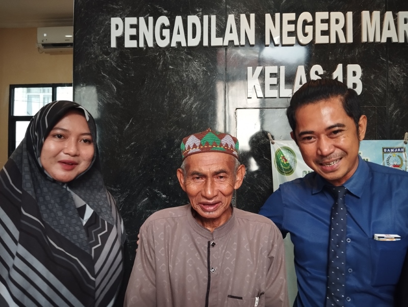 BAHAGIA: Kakek Kahpi dan dua penasehat hukumnya berfoto bersama usai pembacaan putusan Di PN Martapura