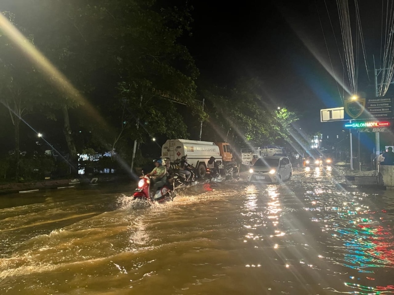 SIAGA BANJIR ROB: Kendaraan warga melintas di ruas Jalan Teluk Dalam yang terendam banjir.